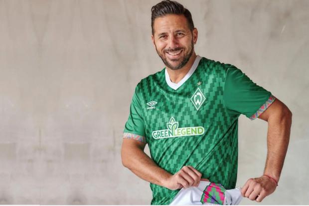 Claudio Pizarro muestra las camisetas especiales para su despedida (@werderbremen)
