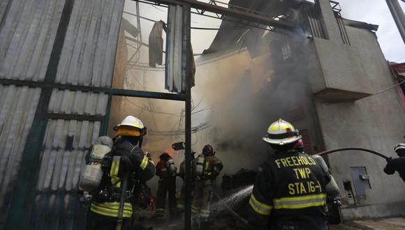 Bomberos atienden incendio en almacén de madera en Parque Industrial de Villa El Salvador. Fotos: Violeta Ayasta/@Photo.gec