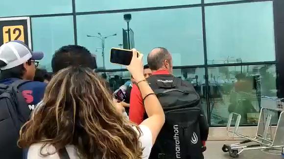 Hinchas reciben a Compagnucci en aeropuerto y le piden que se vaya: “Renuncia”