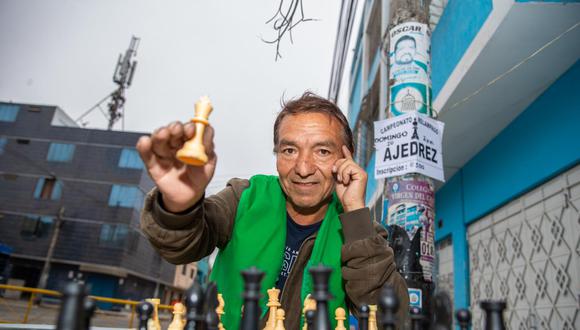 Don Leoncio listo para una partida de ajedrez. (Foto: Allen Gino)