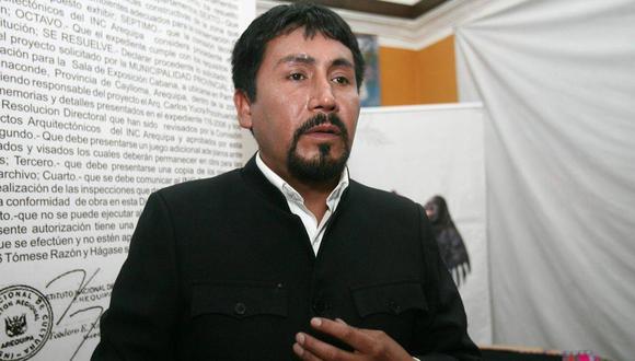 El exgobernador regional de Arequipa Elmer Cáceres Llica cuando era trasladado a la División de la Policía Anticorrupción de Arequipa. (Foto: GEC)