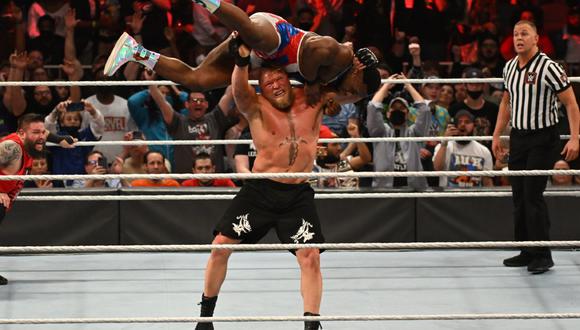 Brock Lesnar acaba con Big-E y le arrebata el título de WWE. (WWE Corporation)