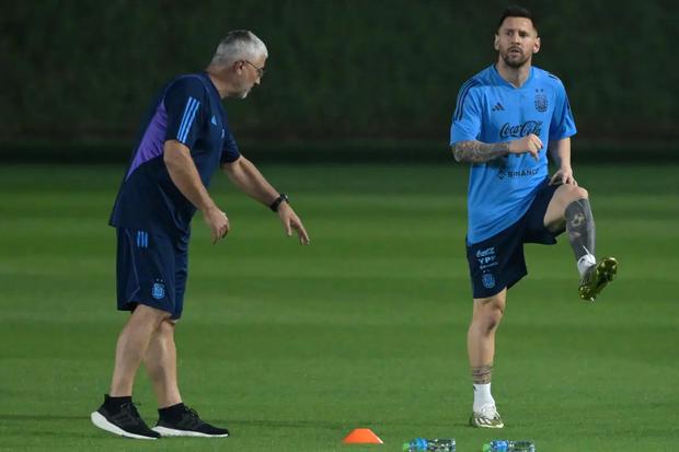 Lionel Messi hizo trabajos diferenciados con Argentina pero todo indica que llegará bien para el debut contra Arabia Saudita. (Foto: AFP)