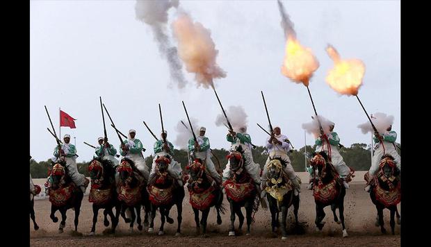 Los caballeros tradicionales marroquíes disparan en un espectáculo ecuestre durante el Festival de Tbourida, una competencia entre las tribus marroquíes, en Al-Jadidah (Marruecos). (EFE)