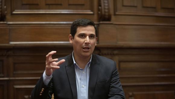 Exparlamentario César Combina advierte sobre posible maniobra bajo la mesa del presidente Pedro Castillo.