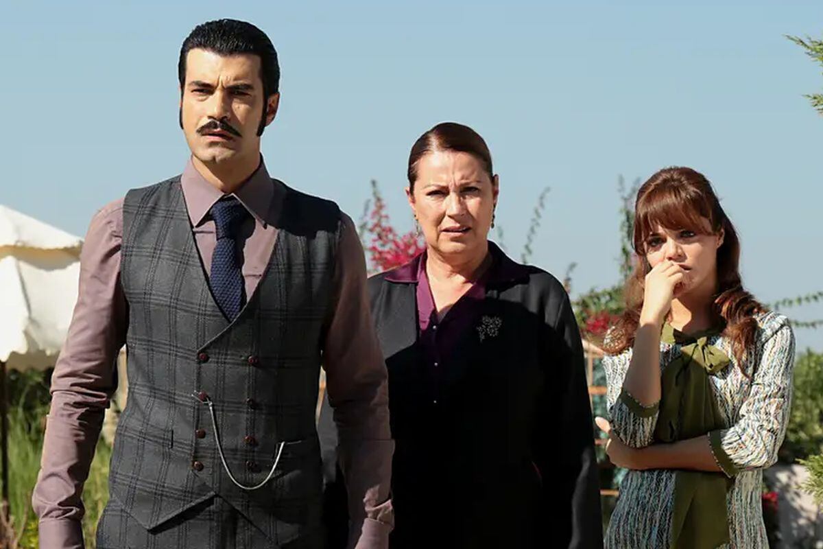 Demir Yaman with his mother Hünkar and Züleyha in one of the scenes from Bitter Land.  (Photo: Tims & B Productions)