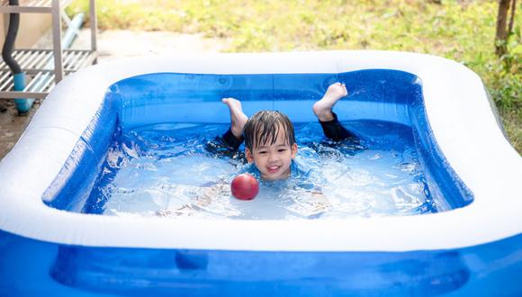 Una de las actividades favoritas de las familias en verano, es disfrutar de la piscina. Por esta razón, las piscinas armables son una excelente opción recreativa. Foto: iStock.
