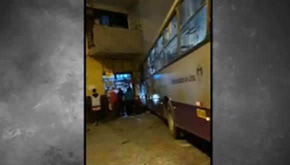 El choque del bus del Corredor Morado con el vehículo interprovincial ocurrió en los cruces de los jirones Manuel Cuadros y Sandia, en el Cercado de Lima. (Captura: América Noticias)
