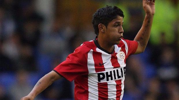 En el 2008 llegó al PSV Eindhoven, club donde jugaba Jefferson Farfán. Con un paso desapercibido jugando tan sólo cinco encuentros, Manco sería cedido al Willem II donde tampoco brillaría disputando dos partidos. Para el 2010 volvería al fútbol peruano arribando a Juan Aurich.