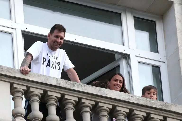 Lionel Messi saludando a los hinchas del PSG en uno de los balcones del hotel.