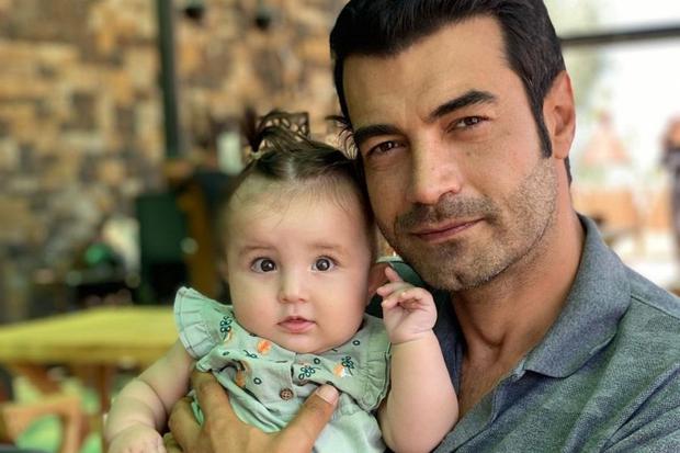 Murat Ünalmış alzando en brazos a su sobrina menor (Foto: Murat Ünalmış / Instagram)