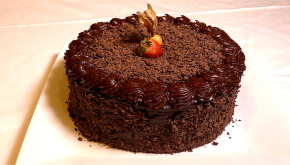 El mezclado de ingredientes de la torta de chocolate tiene que ser rápido para que la mezcla quede uniforme. (Foto: Kenyi Coba)
