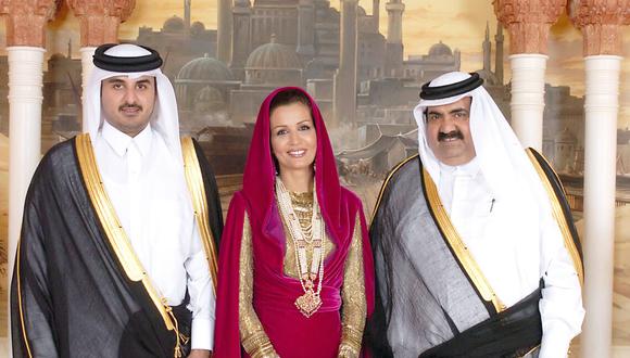 FAMILIA REAL. El emir Tamim, la jequesa Mozah y el jeque Hamad encabezan la Familia Real de Qatar.