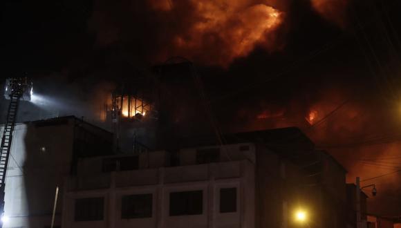 Incendio en galería de Mesa Redonda. Foto: Hugo Pérez @photo.gec