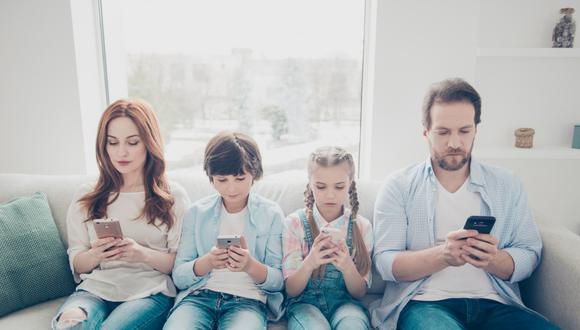 Los padres deben entender que son el ejemplo de sus hijos y enseñarles el uso correcto de los celulares y tablets. Foto: ¡Stock.