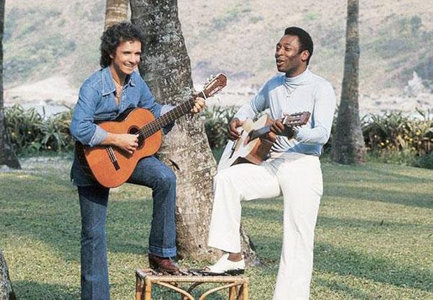 Pelé grabó temas al lado de reconocidos artistas brasileños. Aquí con el famoso Roberto Carlos