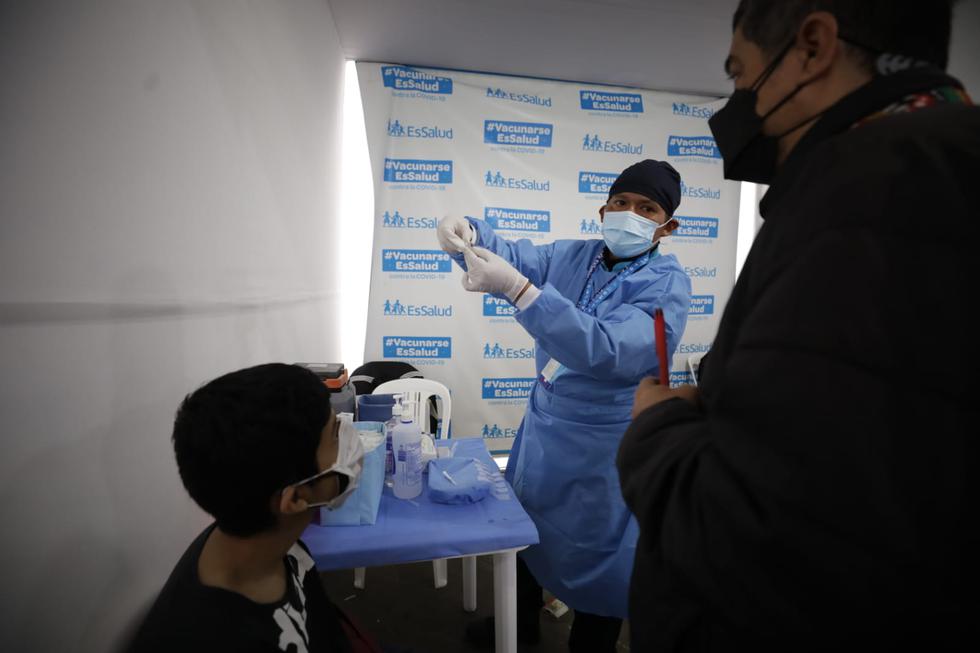 Desde hoy, viernes 5 de noviembre, el Ministerio de Salud (Minsa) inició la aplicación de vacunas contra la (COVID-19) a menores de12 a 14 años en Lima Metropolitana y Callao. Cientos de adolescentes acudieron desde muy temprano a los centros de vacunación para inmunizarse. (Foto: Britanie Arroyo / @photo.gec)