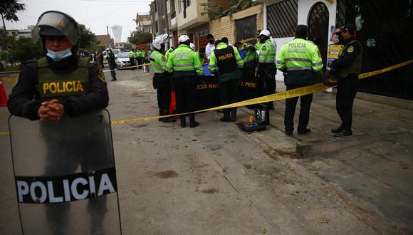 Peritos de Criminalística examinaron el cadáver y junto con la Policía realizarán las pesquisas. | Foto: Hugo Curotto / Diario Trome