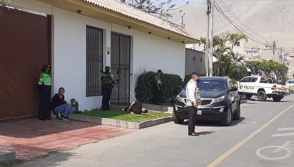 Un delincuente, al parecer extranjero, terminó fue abatido por la policía y sus tres cómplices, entre ellos una escultural colombiana, fueron detenidos. (fotos: Mónica Rochabrum/Trome)