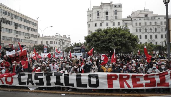 LIMA, 12 DE JUNIO DEL 2021

Simpatizantes de Peru Libre se concentraron en el cercado de lima, en el frontis del Jurado Nacional de Elecciones.

FOTOS: RENZO SALAZAR / GEC