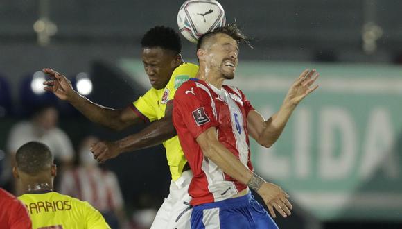Soccer Football - World Cup - South American Qualifiers - Paraguay v Colombia - Estadio Defensores del Chaco, Asuncion, Paraguay - September 5, 2021 Paraguay's Gaston Gimenez in action with Colombia's Luis Sinisterra REUTERS/Cesar Olmedo