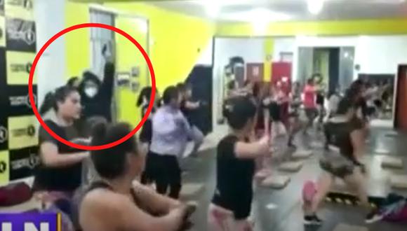 Cámaras de seguridad captaron el preciso momento en que un grupo de mujeres es asaltada en un gimnasio. Foto: Latina