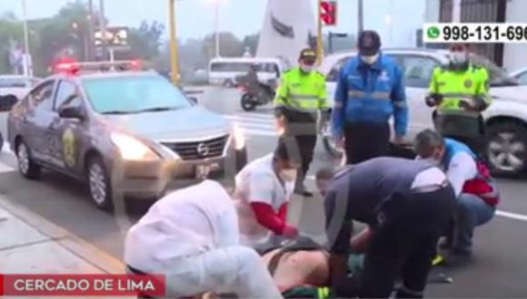 Hombre iba a a bordo de su bicicleta cuando fue atropellado por chofer de un auto en el Cercado de Lima. (Captura: América Noticias)