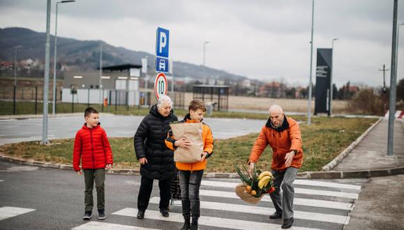 Ayudar a cruzar la calle a los adultos mayores es un acto de solidaridad. (Foto: getty)