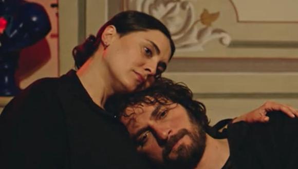 Los actores Birkan Sokullu (Han Derenoğlu) y Aslıhan Gürbüz (Ceylan Ongun) en el último capítulo de "Inocentes" (Foto: OGM Pictures)