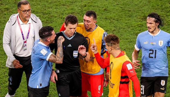 El reclamo de Uruguay sobre el árbitro alemán. (Foto: Agencias)