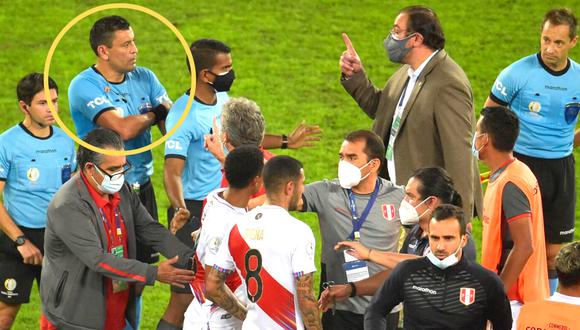 Renato Tapia indignado con el árbitro chileno (Foto: AFP)