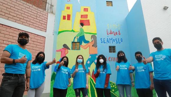 Ocho estudiantes del colegio Los Jazmines del Naranjal pintaron un mural por el retorno a clases.