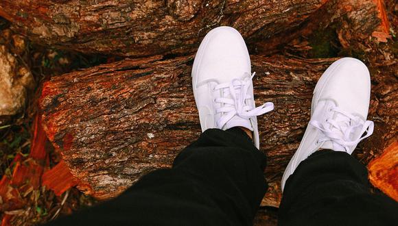 Las zapatillas de blancas están muy de moda, pero mantenerlas limpias es un poco complicado. (Foto: Pixabay)