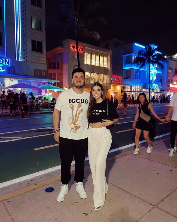 The former member of Caliber 50 with his wife on vacation in Florida (Photo: Paloma Llanes / Instagram)