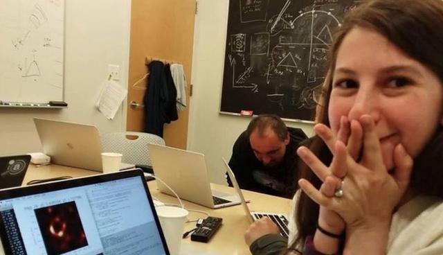 La imagen de Katie Bouman observando la primera foto real de un agujero negro se convirtió en viral en Facebook. (Foto: Captura)