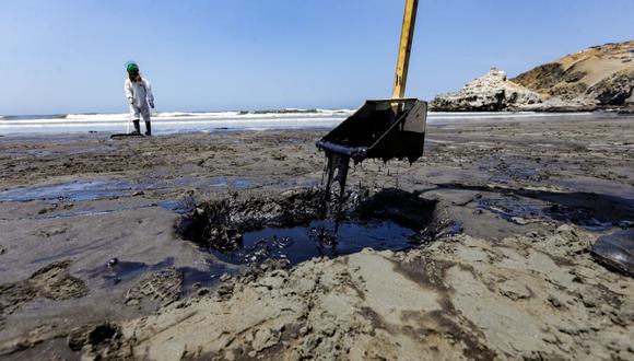 El alcalde de Ventanilla Pedro Spadaro expresó su indignación por la necesidad de tener que recurrir a recogedores domésticos para limpiar las playas afectadas por el derrame de petróleo. (Foto: GEC)