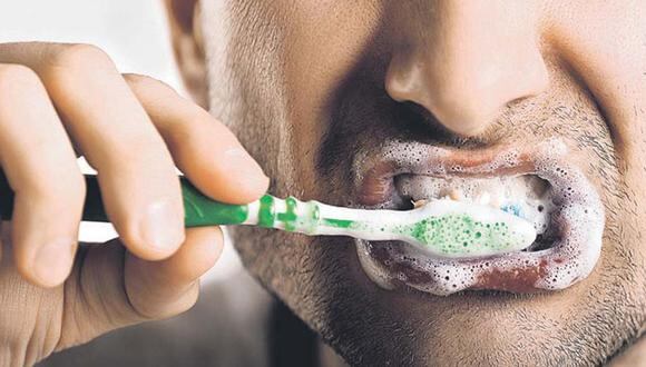 Especialista aconseja llevar siempre un neceser que contenga un cepillo dental con cerdas suaves, si son con filamentos Tynex, mejor. (Foto: Shutterstock)