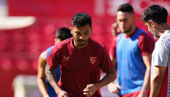 Tecatito Corona sufrió de una grave lesión en la práctica del Sevilla. (Foto: EFE)