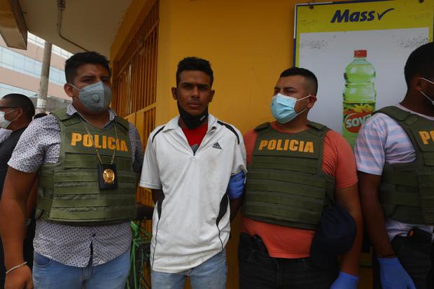 Delincuentes, de nacionalidad venezolana, fueron capturados por la Policía cuando asaltaban minimarket, en Los Olivos: | Foto: Gonzalo Córdova