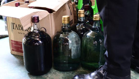 Puno: Incautan más de 500 botellas de vino adulterado en fábrica clandestina de licores en Juliaca.
