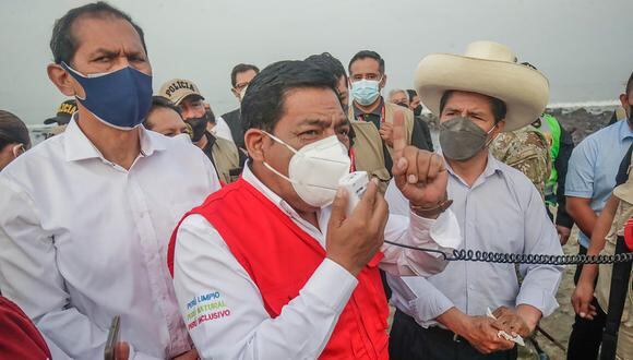 Ministro del Ambiente, Rubén Ramírez, acompañó al presidente Pedro Castillo en la supervisión de limpieza de playas de Ancón afectadas por derrame de petróleo. (Foto: Presidencia del Perú)