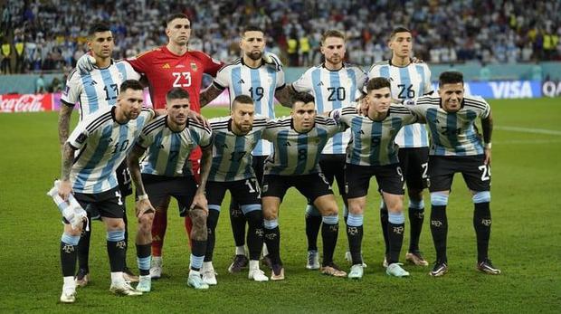 Argentina con la camiseta titular, medias y short negros. (Foto: AFP)