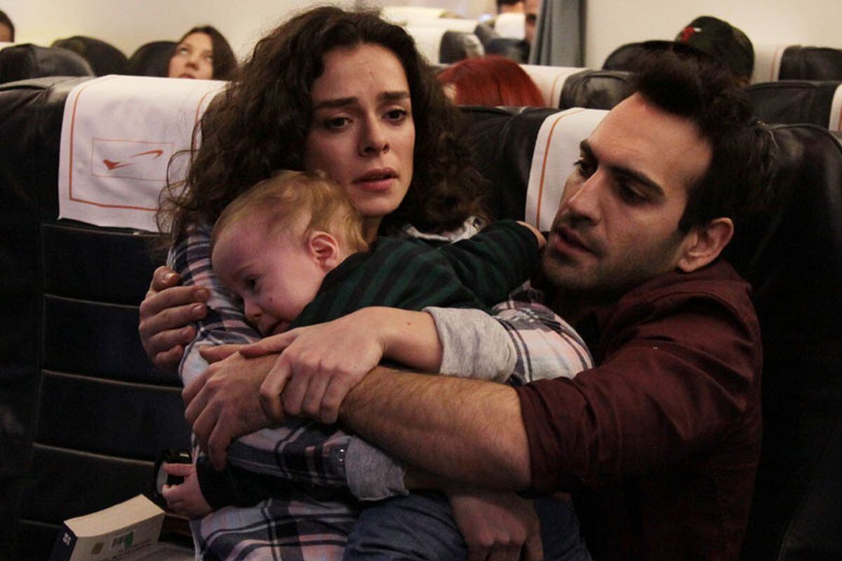 Zeynep y Fatih se conocieron en un vuelo de Estados Unidos a Estambul. (Foto: Süreç Film)