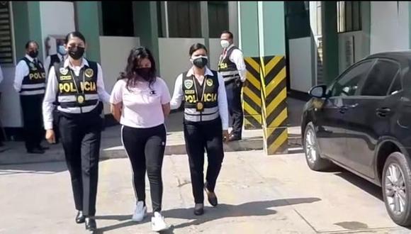 Alexandra Dayanara Oré Morales (28), ‘La Viuda Negra’, detenida acusada de ‘pepear’ a un empresario y robarle una costosa cadena de oro. (foto: Mónica Rochabrum/Trome)