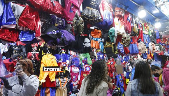 Crece la demanda de disfraces ý máscaras para Halloween en el Mercado Central y Mesa Redonda. (Entrevista Isabel Medina / Fotos Violeta Ayasta / Trome).
