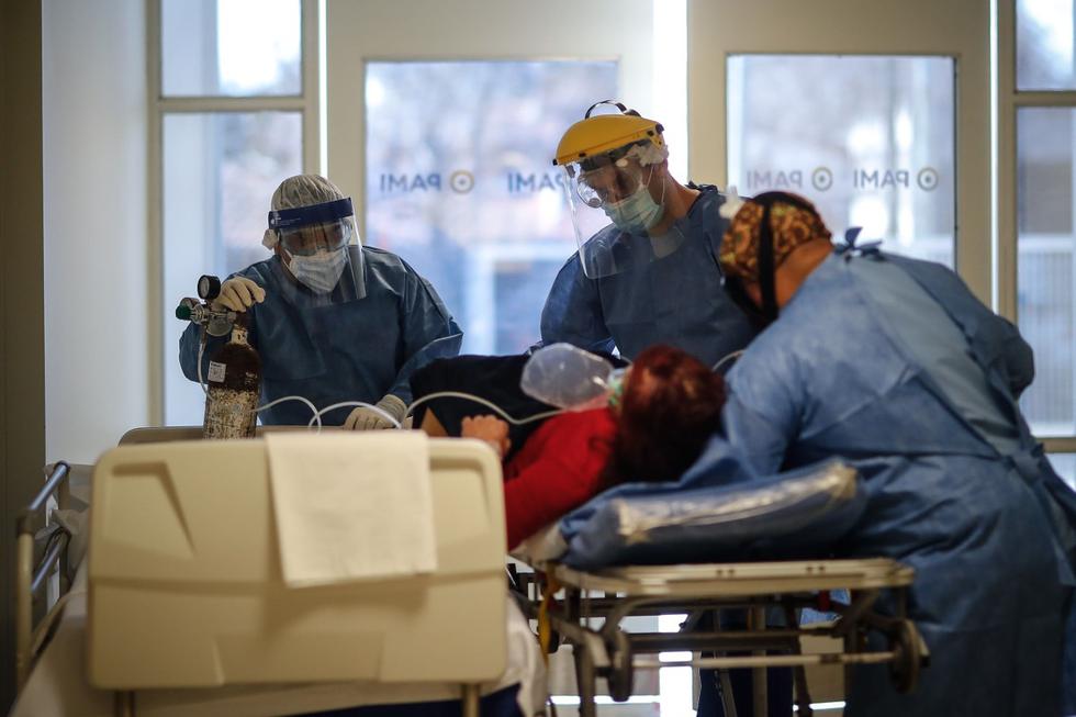 Personal médico traslada en camilla a una paciente con coronavirus en el Hospital del Bicentenario de Esteban Echeverria en Buenos Aires (Argentina). (EFE/ Juan Ignacio Roncoroni).