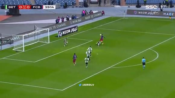 Lewandoski anota el 1-0 para Barcelona ante Betis (YouTube)