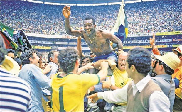 Pelé se retiró de México 70 siendo tricampeón ante un Estadio Azteca abarrotado