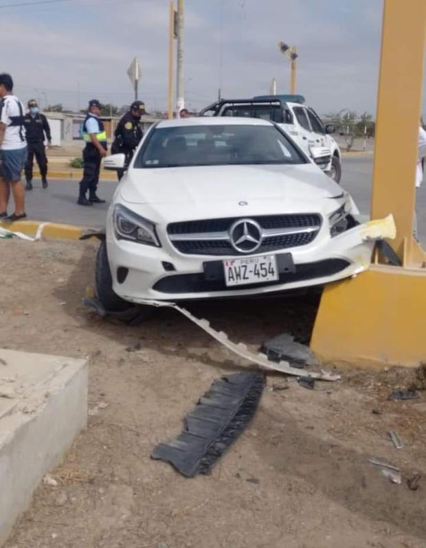 Ray Sandoval sería dueño del auto que chocó con un poste en Piura. Foto: La Voz de Piura.