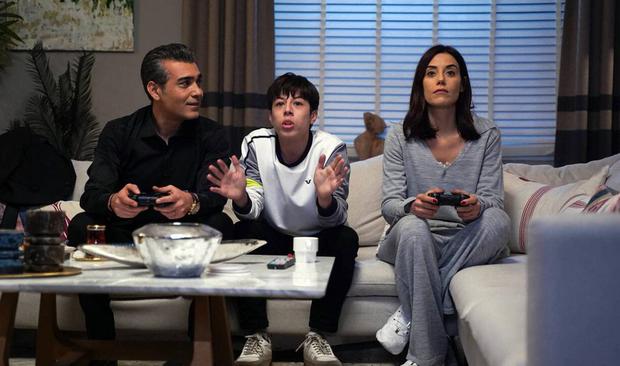 Volkan, Ali y Asya en la temporada 1 de "Infiel". (Foto: Medyapim)